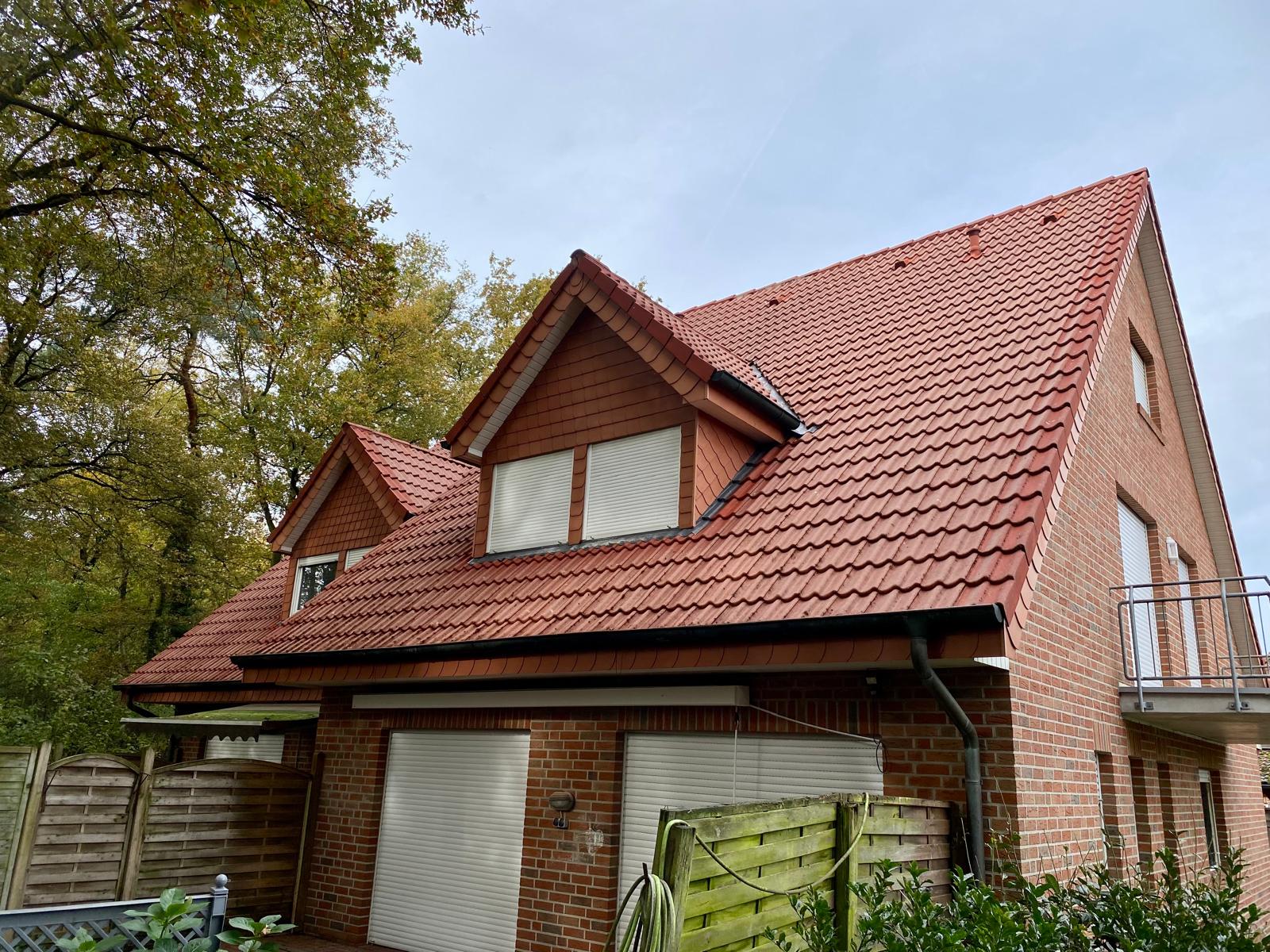 Dachreinigung Gildehaus Nachher: Das Dach strahlt nach der Behandlung in sauberem Glanz.